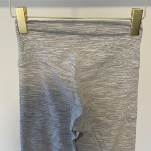 LULULEMON WUNDER UNDER SIZE 4 GREY AND WHITE LEGGING